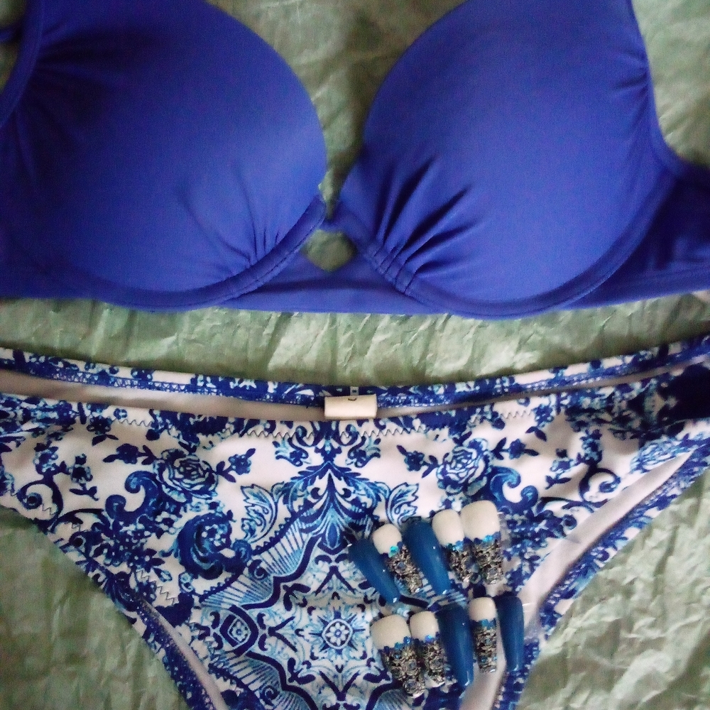Bikini 7 matching nails and bikini size small